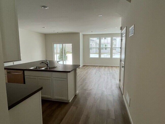 Foto del edificio - 5922 Hawkweed Dr