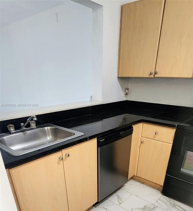 Building Photo - 902 NE 209th St