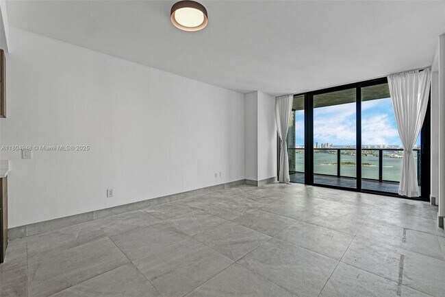 Foto del edificio - 650 NE 32nd St