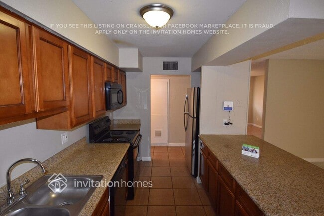 Foto del edificio - 8233 W Indianola Ave