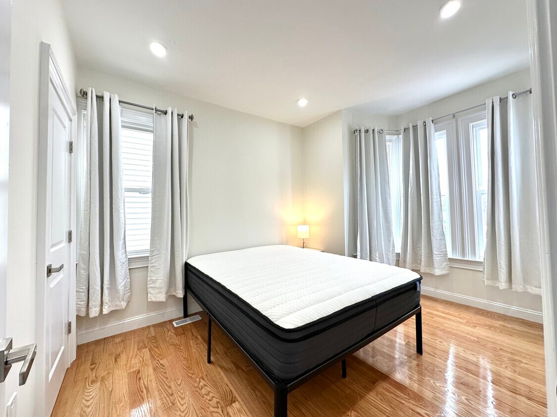 Primary Photo - 11 Burrell St