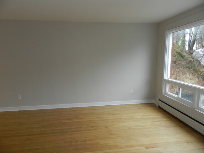 Photo du bâtiment - SPACIOUS TWO- LEVEL TWO BEDROOM APARTMENT ...