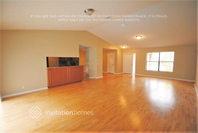 Building Photo - 365 NW 105th Dr