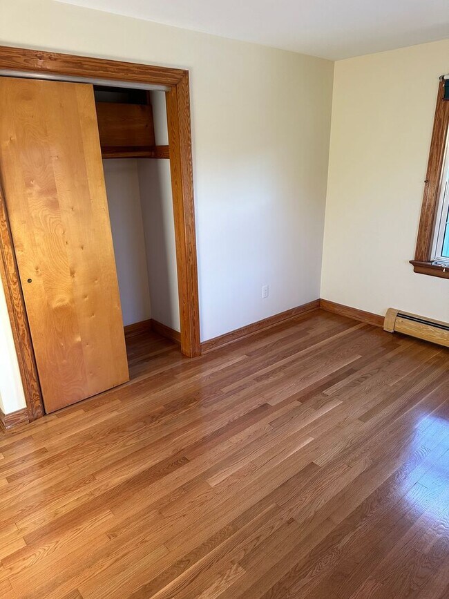 Foto del edificio - Well maintained 3 Bedroom/2 bath brick rancher in Mechanicsville with large backyard and two car ...