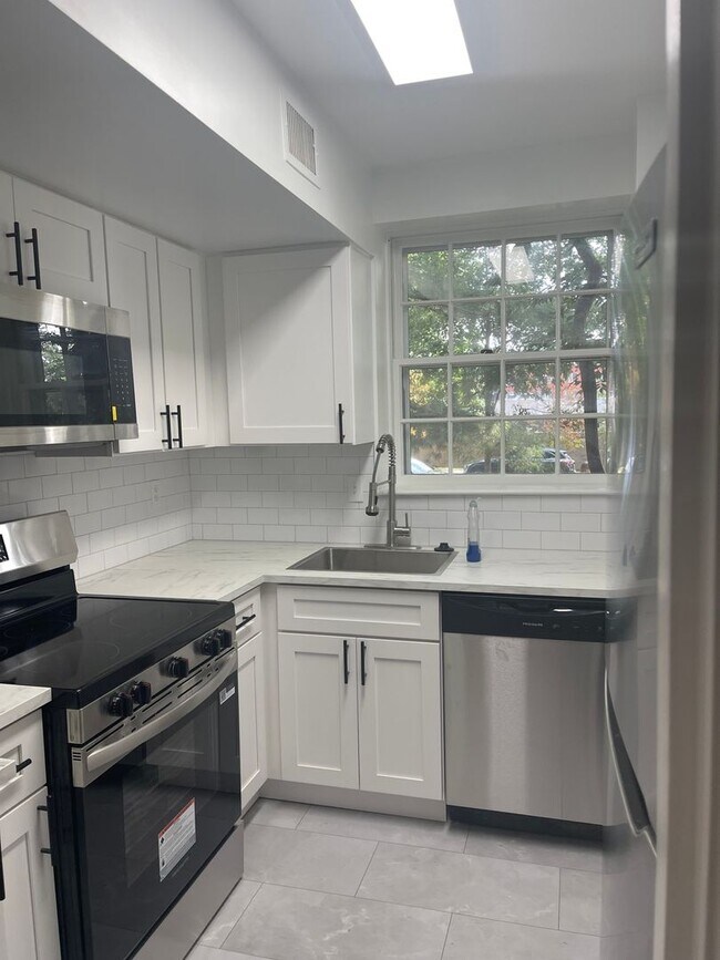 Foto del edificio - 3801 Newark St NW