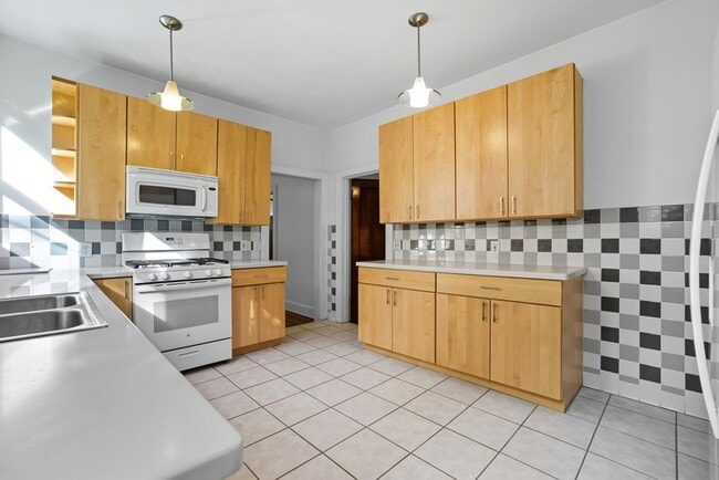 Building Photo - 609 Baldwin Ave