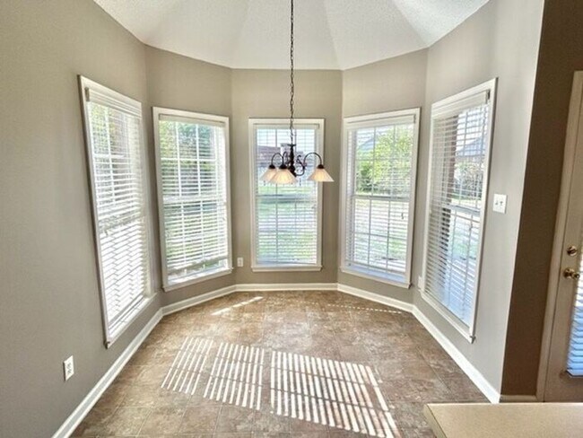 Foto del edificio - Now leasing a spacious 3 bedroom 2 bath ho...
