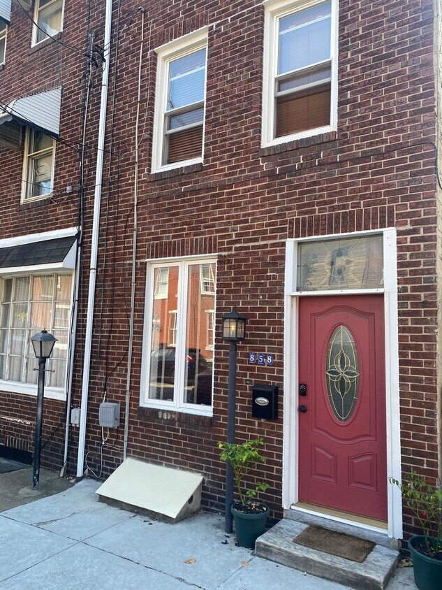 Primary Photo - 858 Moyer St