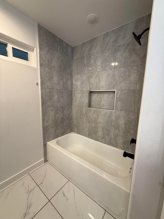 Building Photo - 614 Silvana Dr