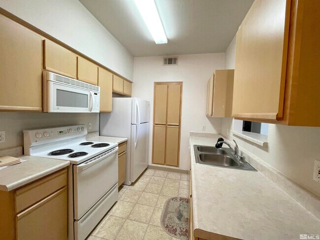 Foto del edificio - 6850 Sharlands Ave.
