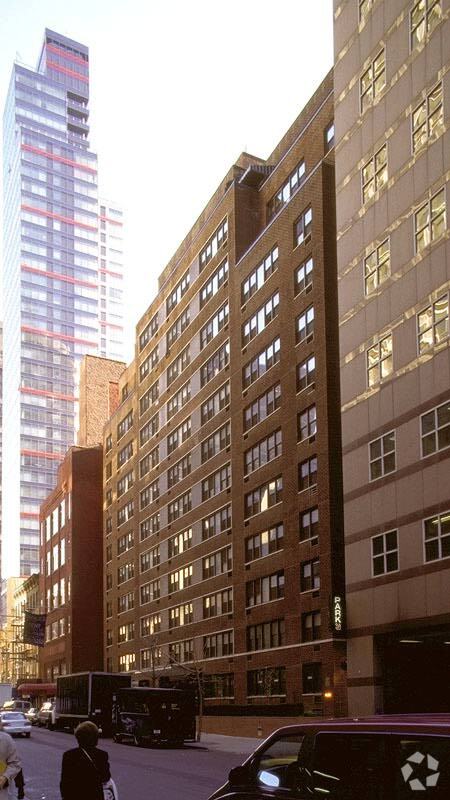 Building Photo - Leslie House