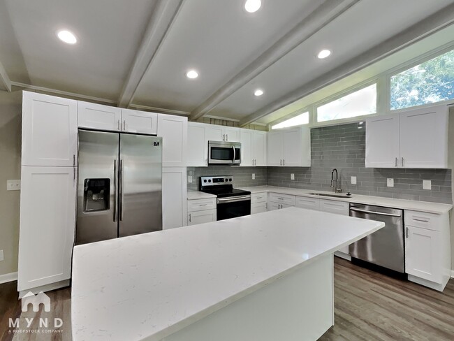 Foto del edificio - 1322 N Cliff Valley Way NE