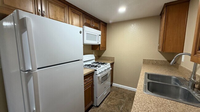 Foto del edificio - Two Bedroom One Bathroom Apartment in San Bernardino!