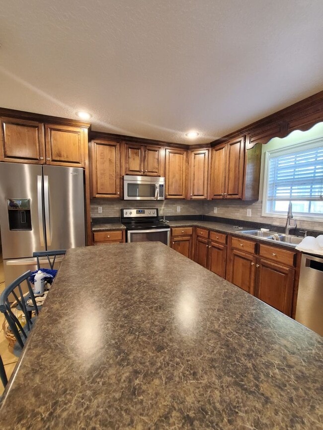 Building Photo - Modern Luxury Living: Spacious 4BD/2BA Hom...