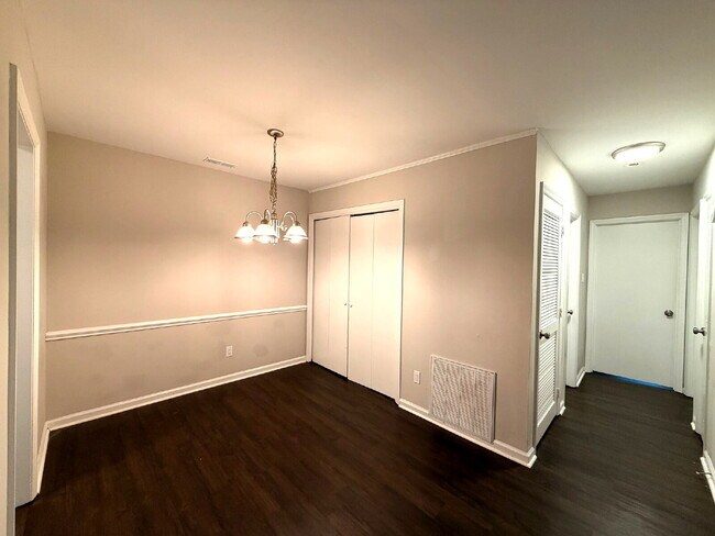 Building Photo - Recently Updated Unit in Raleigh!