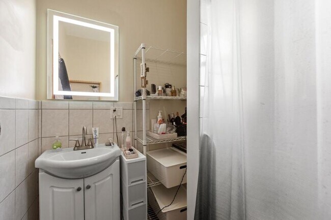 Foto del edificio - 3 bedroom in Chicago IL 60647