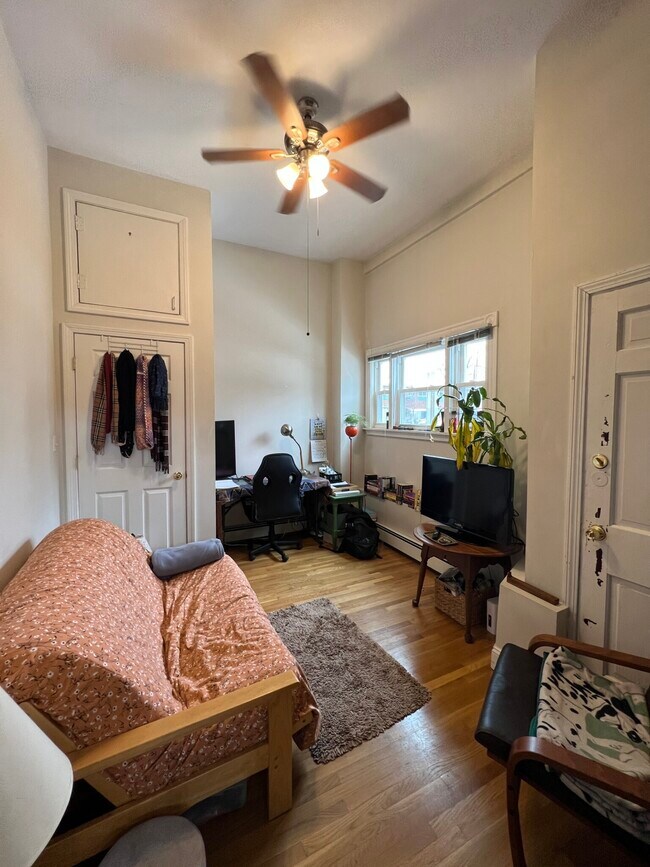 Building Photo - 1298 Broadway