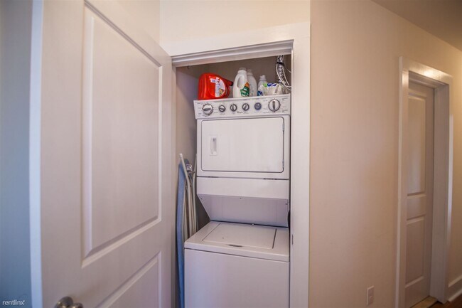 Foto del edificio - 3 br, 2 bath Triplex - 3842 LANCASTER AVE ...