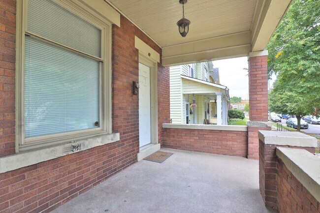 Foto del edificio - 4 Bedroom , 2 Bath Newly Renovated Townhouse - Right off of High St - FREE Washer / Dryer and Off...