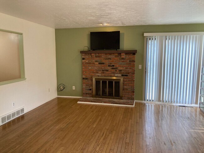 Foto del edificio - Spacious 3 Bedrooms 4 Bath  Condo with 2 C...