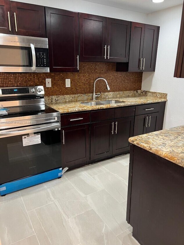 Foto principal - 451 NE 207th Ln