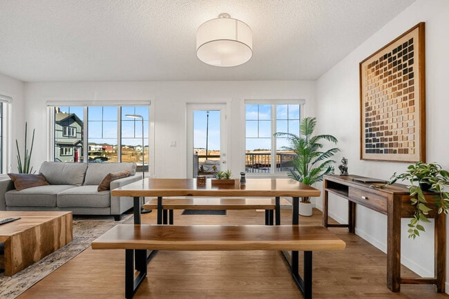 Photo du bâtiment - 1430 Aster Way NW