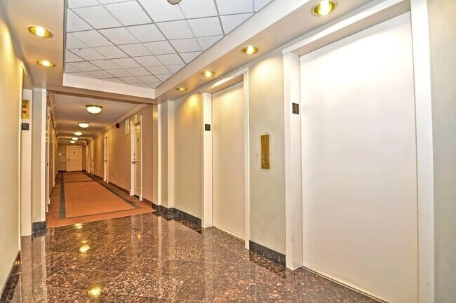 Foto del edificio - 8 Hawthorne Pl