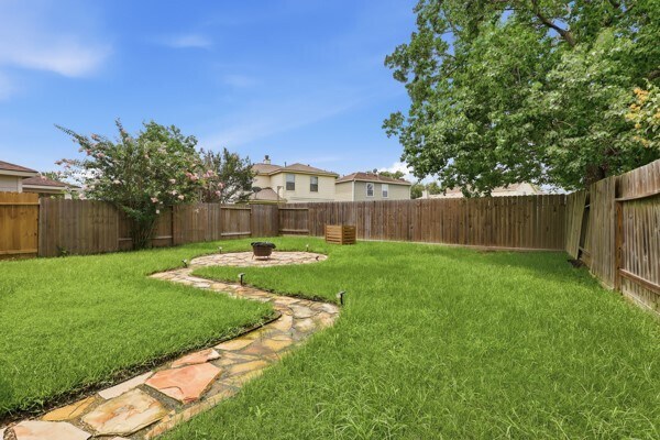 Foto del edificio - 11210 Log Cabin Ln