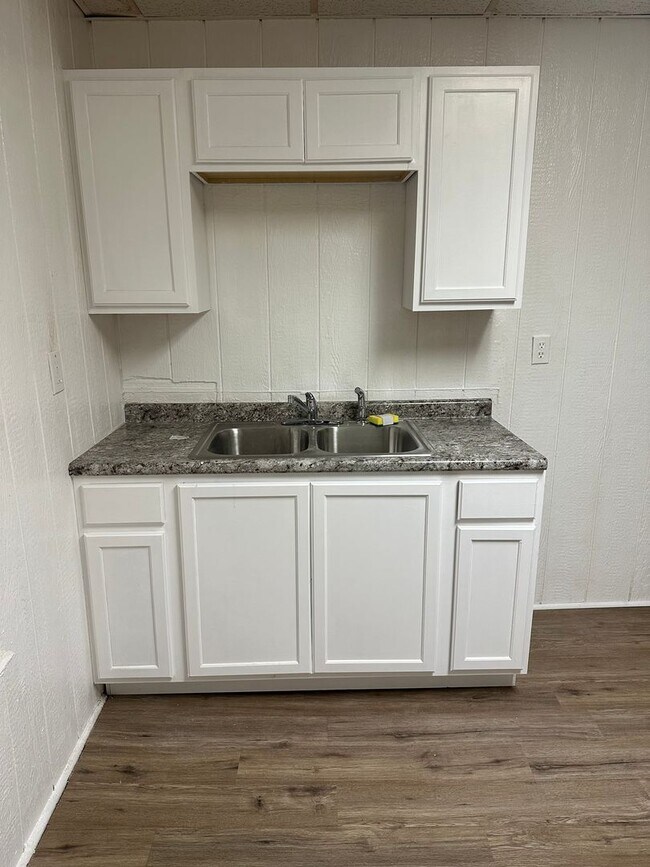 5217 Kenwood Rd Unit 1, Cincinnati, OH 45227 Room for Rent in