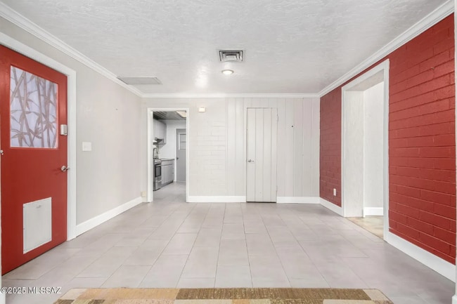 Foto del edificio - 2144 N Madelyn Ave