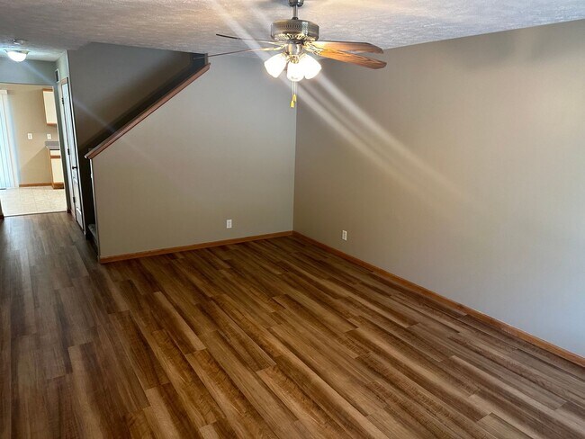Building Photo - South Lincoln Townhouse with 4 bedrooms, 2...