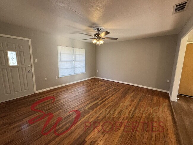 Foto del edificio - 3 bedroom 1 bath in excellent location!