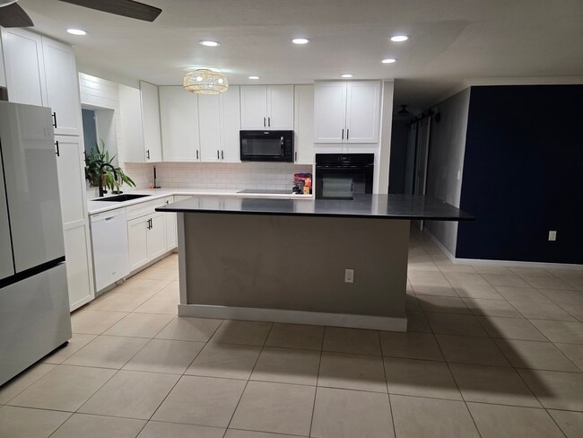 Building Photo - 370 Hunt Dr