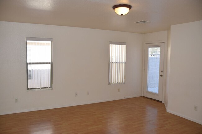 Building Photo - SINGLE STORY SOUTHWEST  HOME