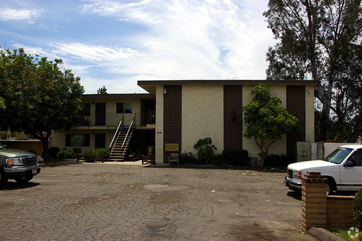 Building Photo - 906 S Sunshine Ave