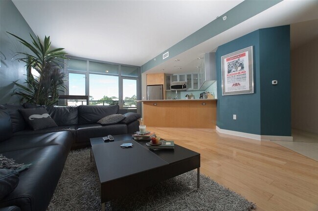 Building Photo - Beautiful 2 bedroom 2 bath condo in the Do...