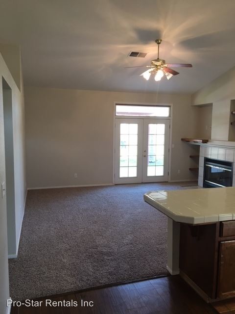Building Photo - 1117 E Cinnamon Dr