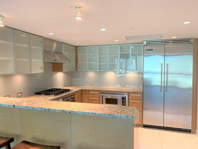 3 Bedroom 2 Bath 2 Parking in Beautiful Koolani in Ward Village / Ala Moana Area - 3 Bedroom 2 Bath 2 Parking in Beautiful Koolani in Ward Village / Ala Moana Area Apartment