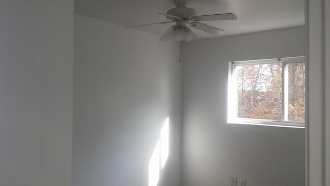 Building Photo - Awesone Townhome!