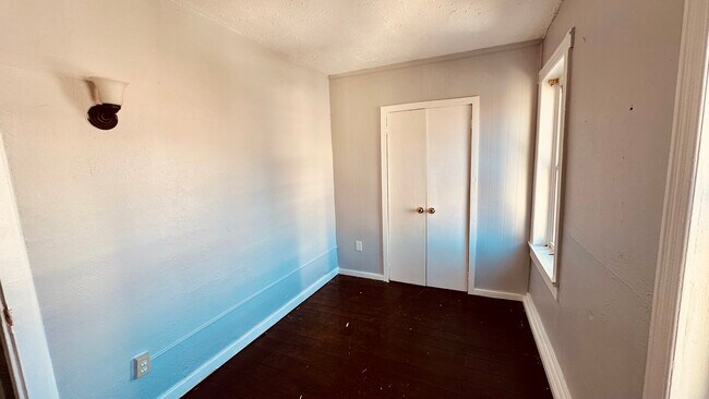 Building Photo - 1116 Edison St