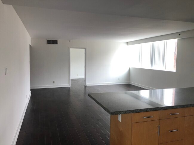 Building Photo - 304 Elm S Dr