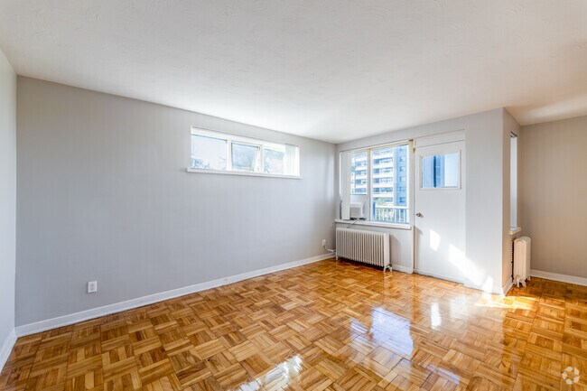 3BR, 1BA - 900SF - Salon - Ashby Apartments