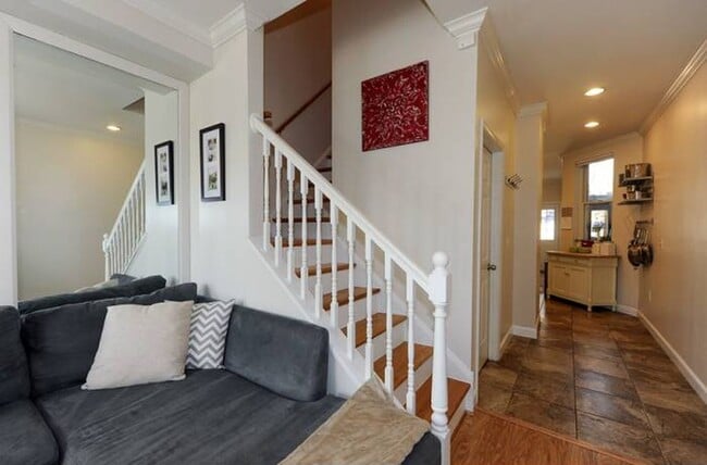 Building Photo - 1012 7th St SE