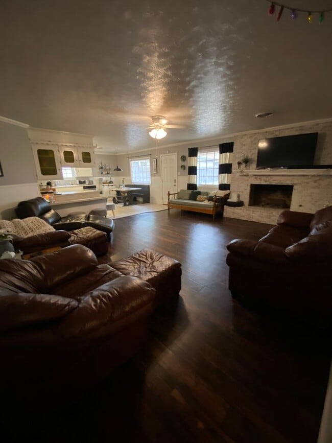 Building Photo - Great 3 Bedroom 2 Bathroom house with Bonu...