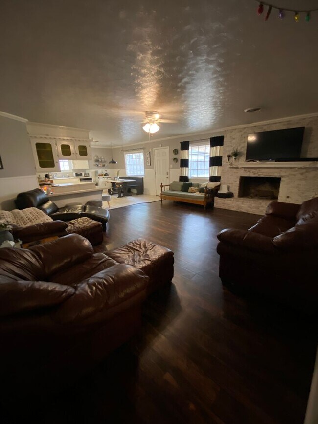 Foto del edificio - Great 3 Bedroom 2 Bathroom house with Bonu...
