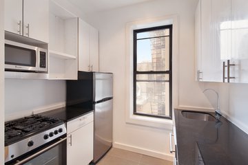 Building Photo - 82 Thompson St