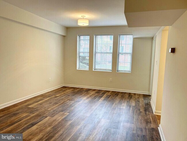 Building Photo - 1817 QUEENS Ln