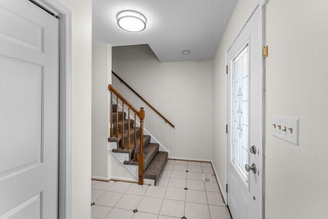 Foto del edificio - "Charming 4-Bedroom Retreat with Sun Room Scenic Views