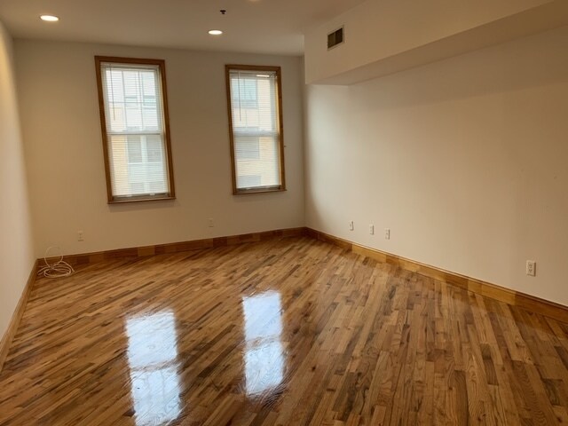 Building Photo - 523 Monroe St