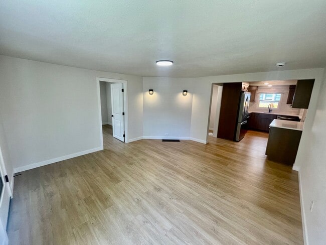 Building Photo - 5-Bedroom, 2 Bathroom Home with In-Unit Wa...